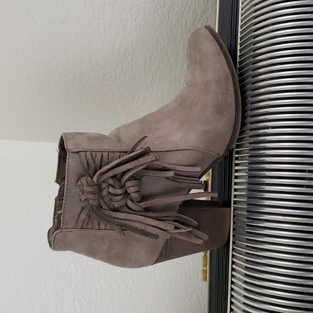 SUPER CUTE FERGALICIOUS GREY TASSLE ANKLE BOOTS